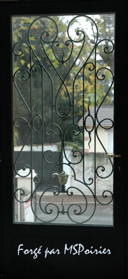 porte d'entree en fer forg&eacute; vue de l'interieur