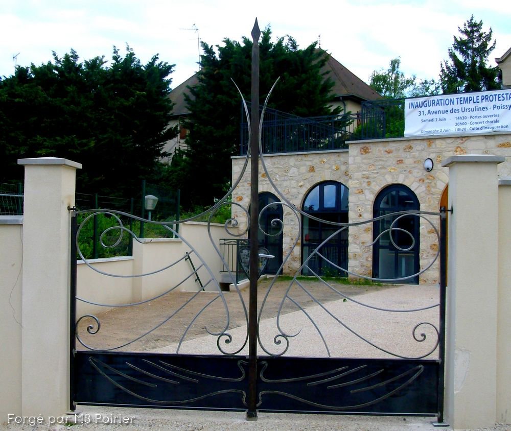 Portail en fer forgé du temple protestant de Poissy