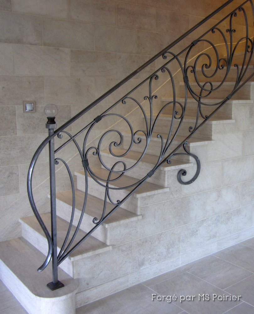 Rampe d'escalier en fer forg&eacute; cir&eacute; avec main courante fer