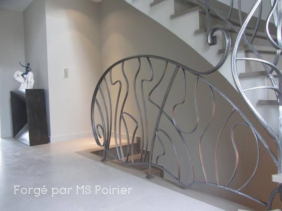 Forme courbe pour garde-corps en ferronnerie contemporaine