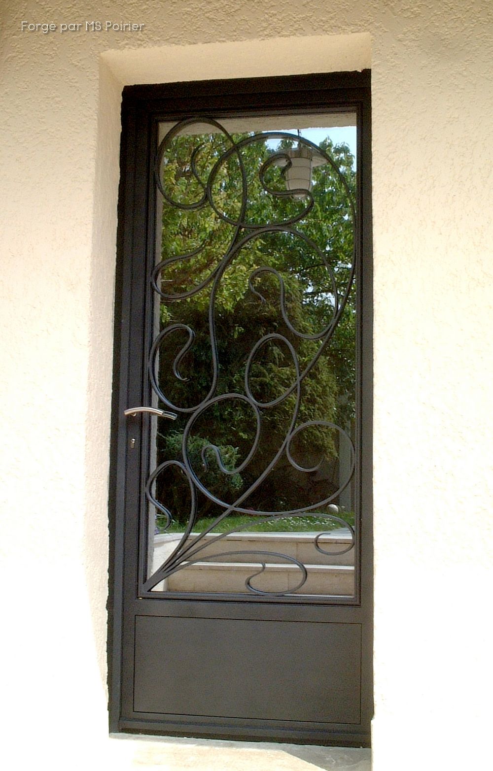 Porte d'entrée avec verre réfléchissant