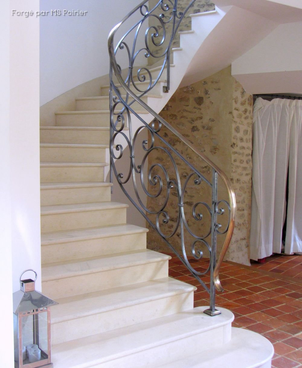 rampe d'escalier naturelle sans peinture avec un peu de cire appliquée sur le fer