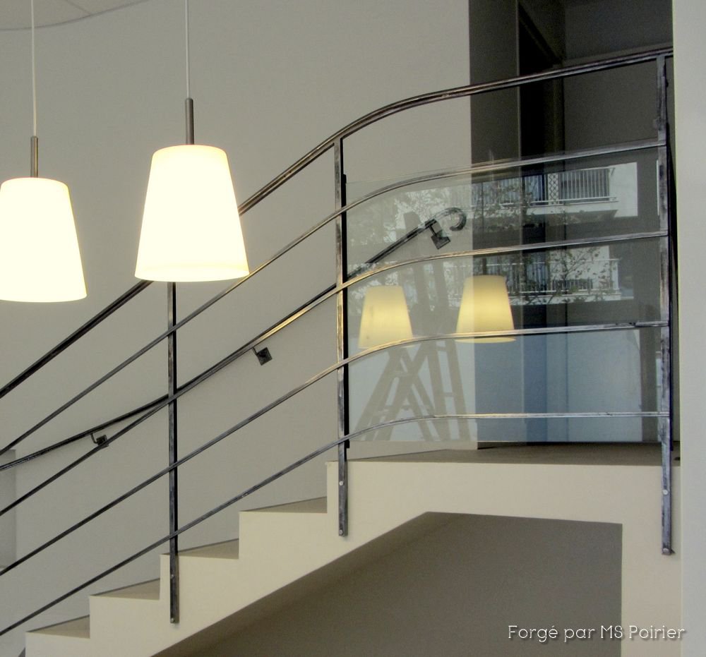 Rampe d'escalier en fer et en verre d'un cabinet médical