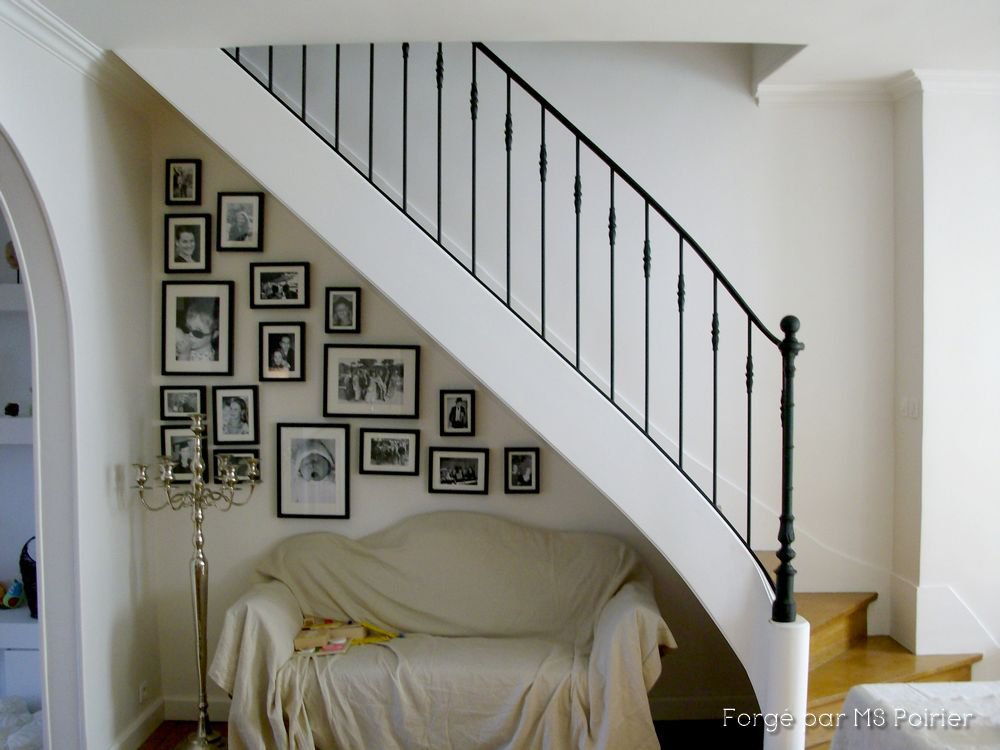 Rampe d'escalier sur limon avec poteau en fonte