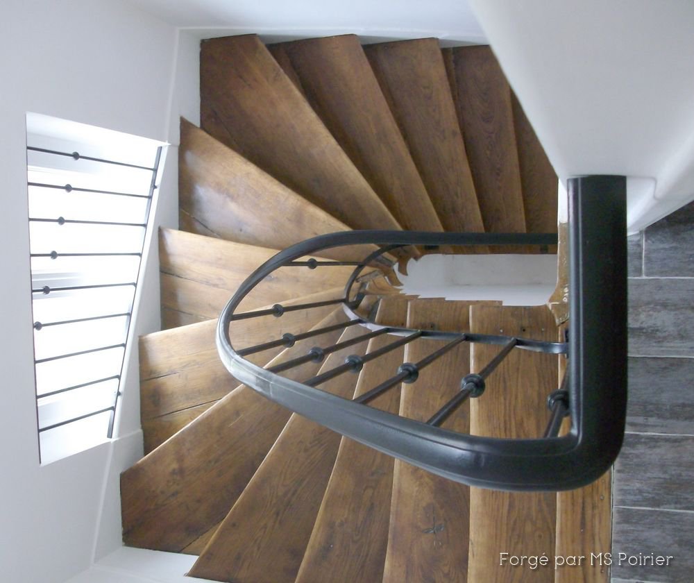 rampe d'escalier sur escalier en bois avec débillardage